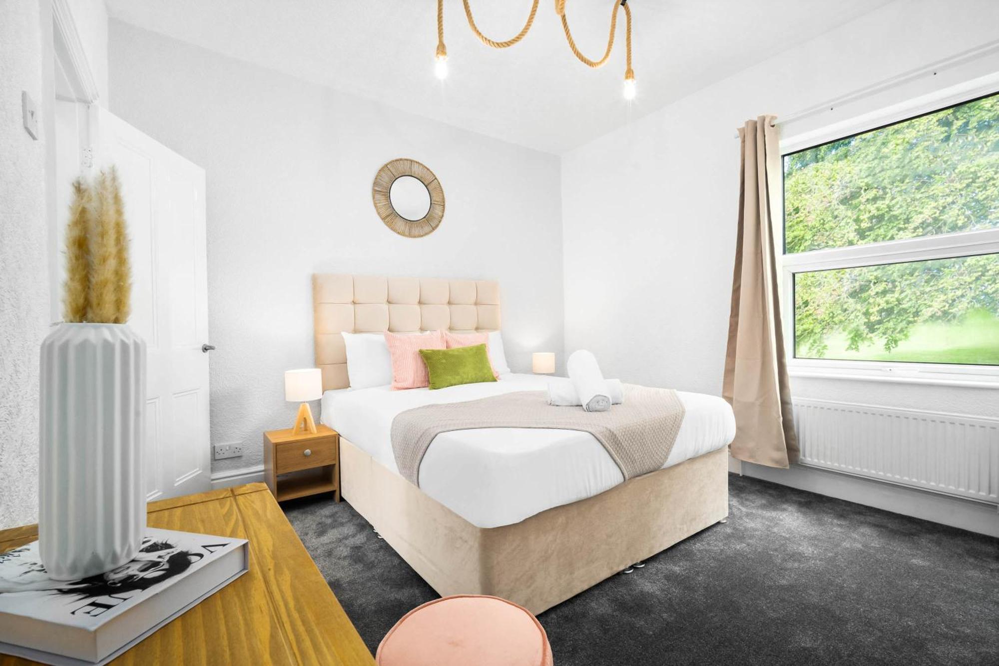 Stylish 3 Bedroom House - 6 Guests - Garden - Parking - Netflix - Wifi - 17M Birmingham Luaran gambar