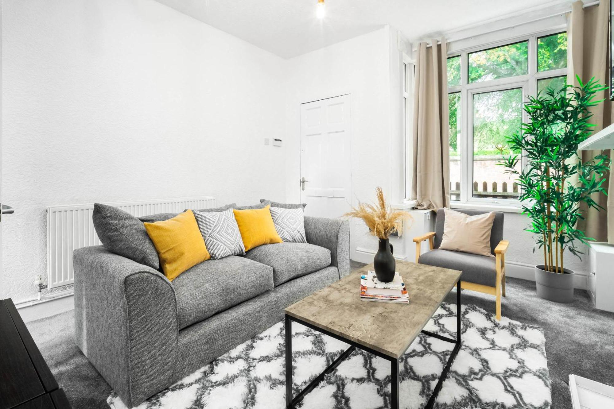 Stylish 3 Bedroom House - 6 Guests - Garden - Parking - Netflix - Wifi - 17M Birmingham Luaran gambar