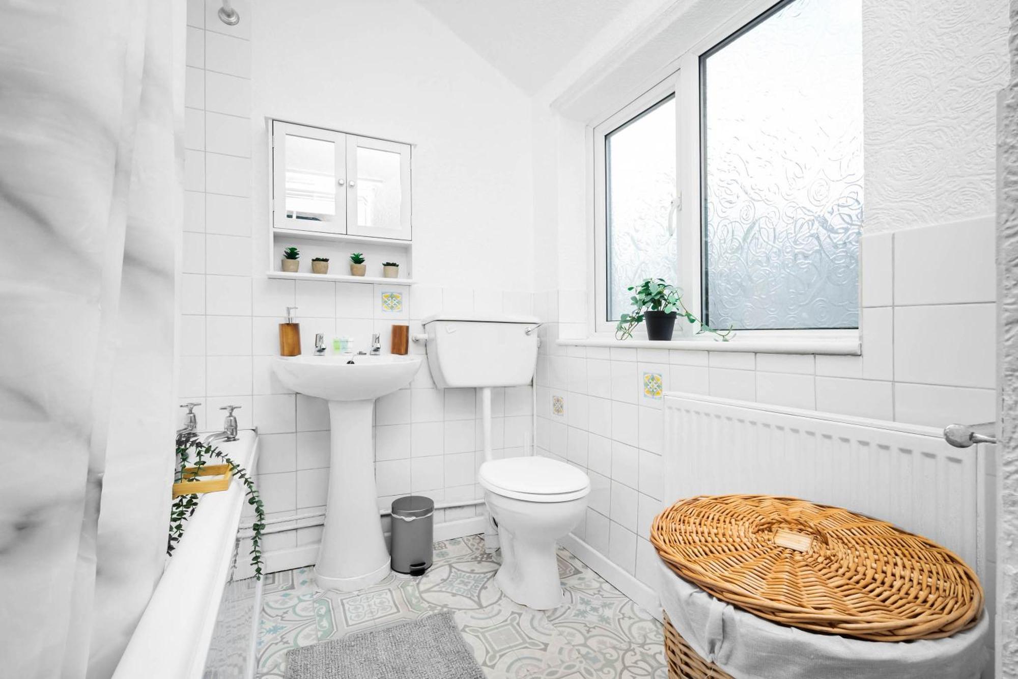 Stylish 3 Bedroom House - 6 Guests - Garden - Parking - Netflix - Wifi - 17M Birmingham Luaran gambar