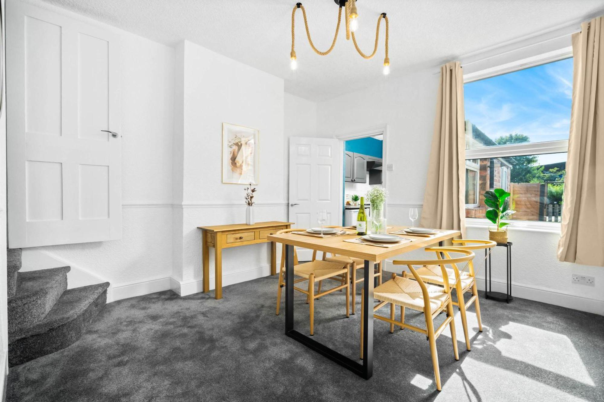 Stylish 3 Bedroom House - 6 Guests - Garden - Parking - Netflix - Wifi - 17M Birmingham Luaran gambar